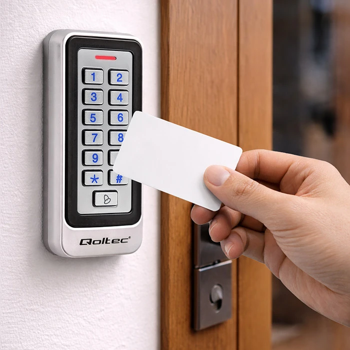 QOLTEC 52442 Kodinė spyna RHEA su RFID skaitytuvu Kodų kortelės rakto pakabukas Durų skambutis IP68 EM