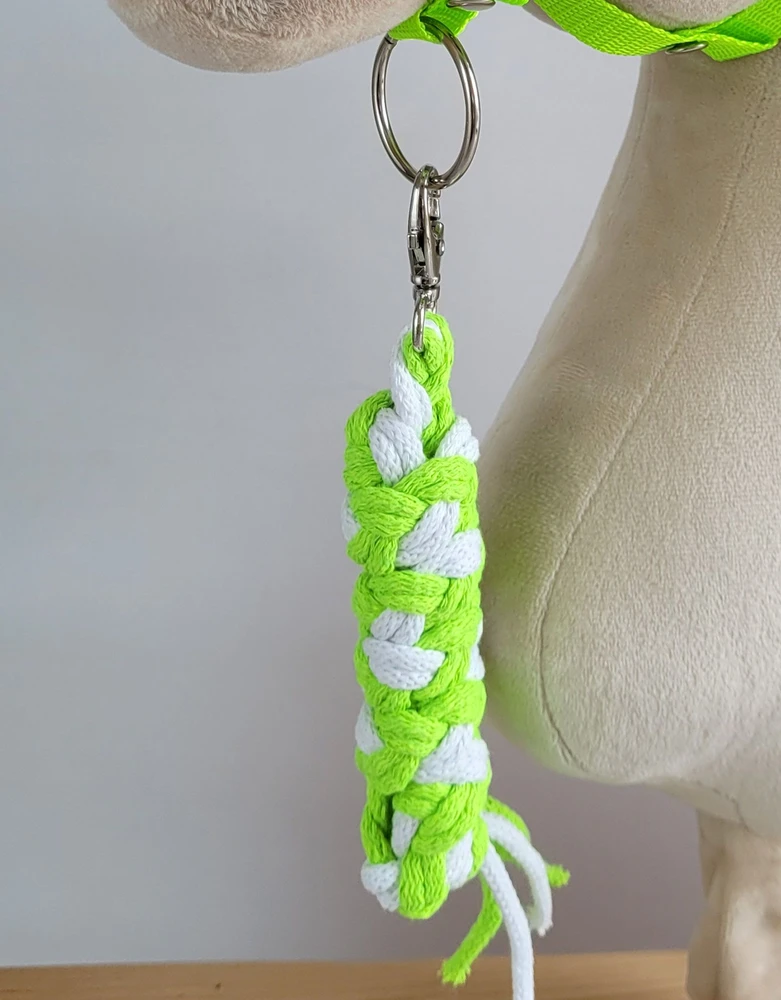 Super Hobby Horse Hobio žirgo kantaras su balta pūkuota apdaila ir pavadžiu – neoninis žalias / baltas
