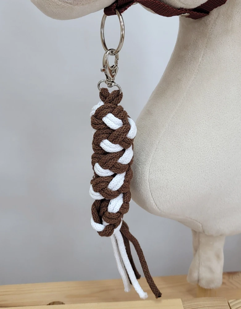 Super Hobby Horse Hobio žirgo kantaras A3 su baltais pūkais ir balta-ruda pavadėliu