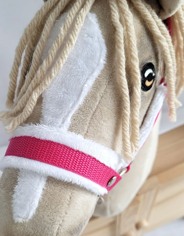 Super Hobby Horse Hobio arkliuko kantaras A3 su balta pūkine apdaila ir pavadžiu