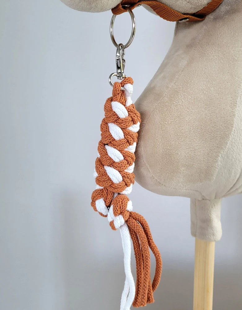 Super Hobby Horse Hobio žirgo kantaras su balta pūkuota apdaila ir pavadžiu