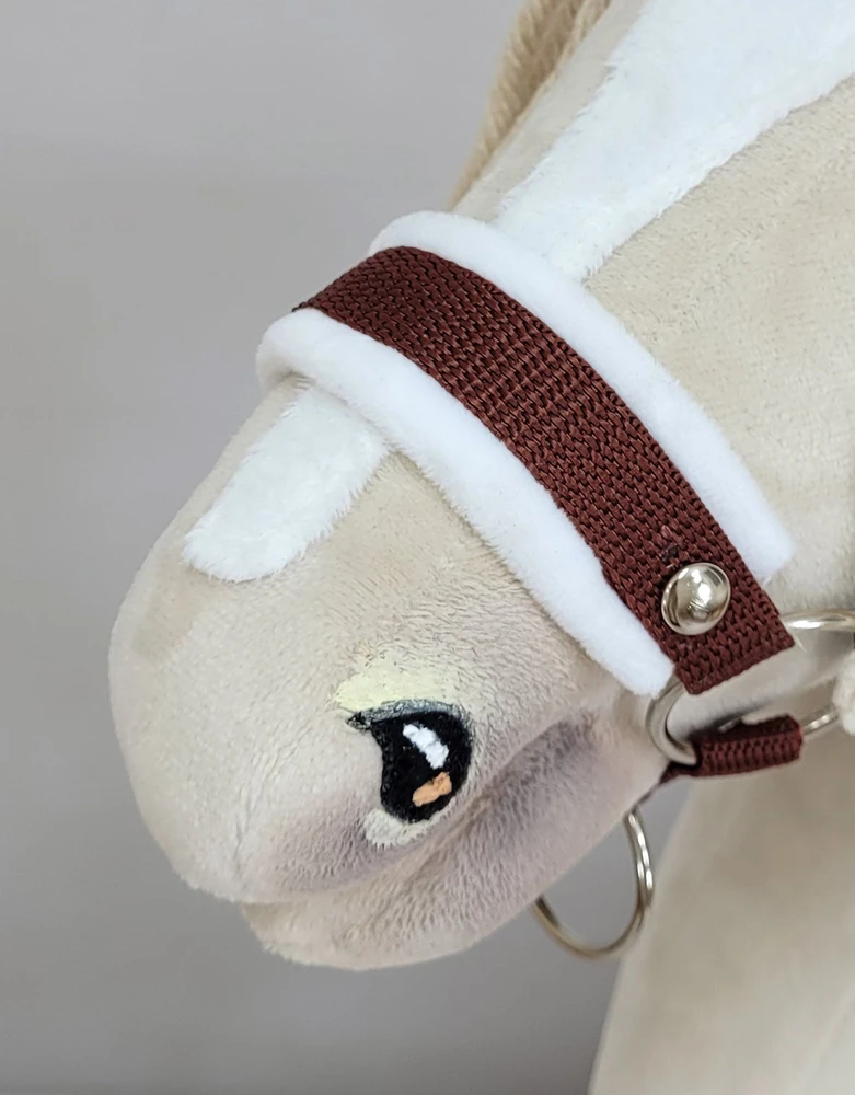 Super Hobby Horse Hobio žirgo kantaras A3 su baltais pūkais ir balta-ruda pavadėliu