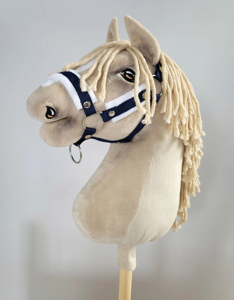Super Hobby Horse Hobio arklio kantaras su balta pūkuota apdaila ir pavadžiu