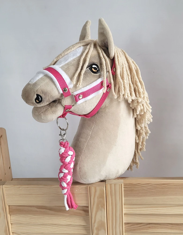 Super Hobby Horse Hobio arkliuko kantaras A3 su balta pūkine apdaila ir pavadžiu