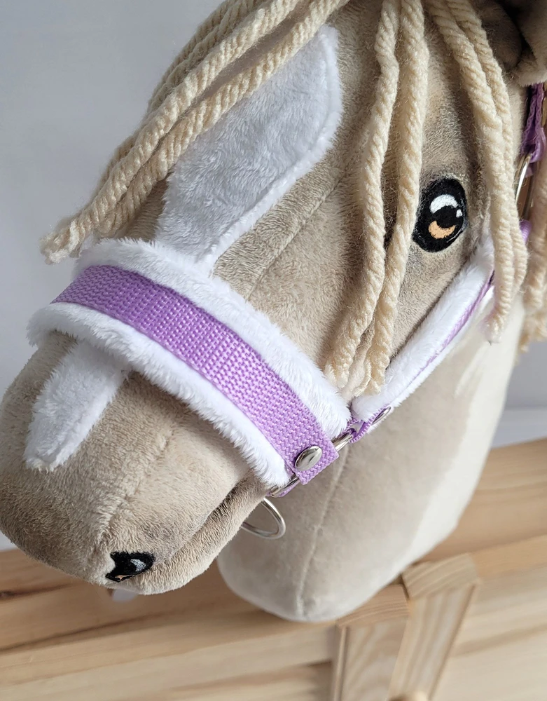 Super Hobby Horse Hobio žirgo kantaras A3 su baltais pūkais ir pavadžiu (balta/violetinė)
