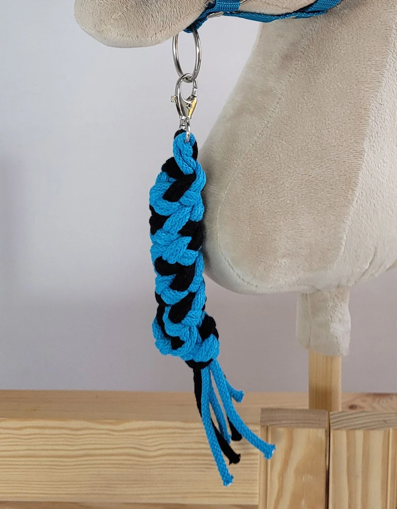 Super Hobby Horse Hobio arklio kantaras A3 su juoda kailine apdaila ir pavadžiu (juoda-turkio)