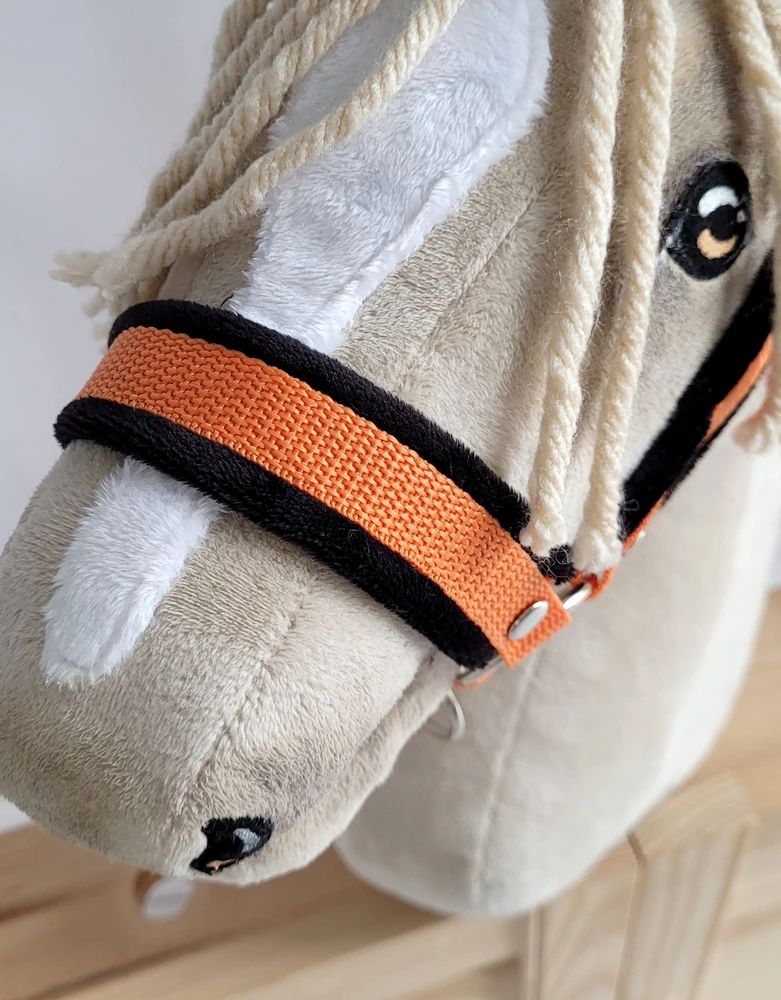 Super Hobby Horse Hobio arklio kantaras A3 su juodu kailiuku ir pavadžiu (juoda/oranžinė)