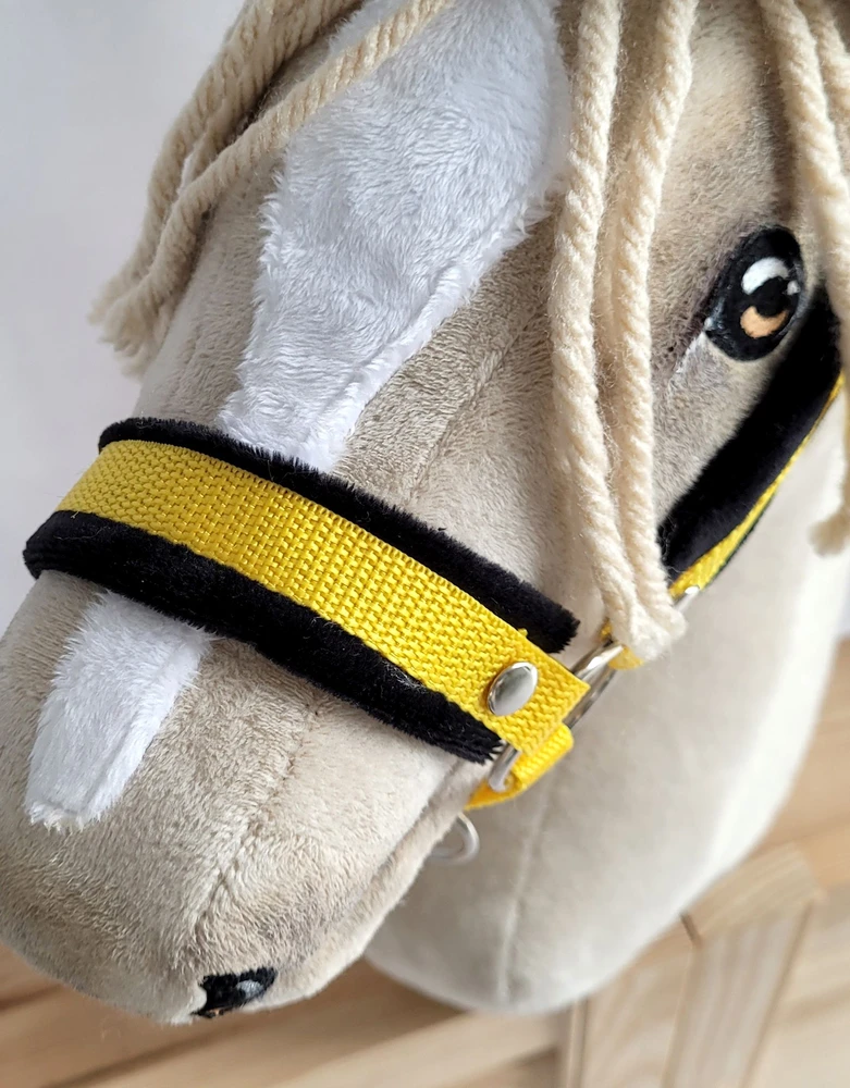 Super Hobby Horse Hobio arklio kantaras A3 su juodu kailiu ir virviniu pavadžiu (juoda-geltona)