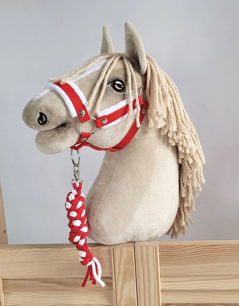 Super Hobby Horse Hobio arkliuko kantaras A3 su balta pūkuota apdaila + balta-raudona pavadė
