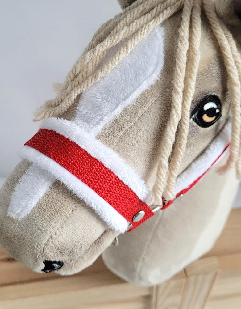 Super Hobby Horse Hobio arkliuko kantaras A3 su balta pūkuota apdaila + balta-raudona pavadė