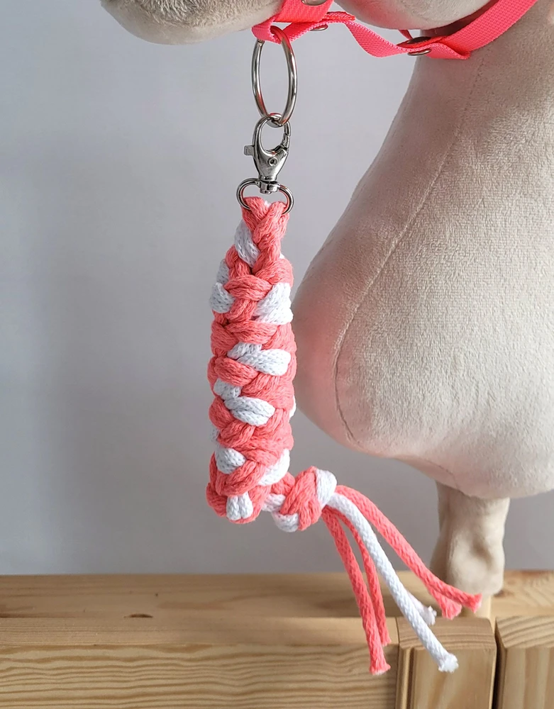 Super Hobby Horse Hobio žirgo kantaras su baltais pūkais ir rožinė virvė