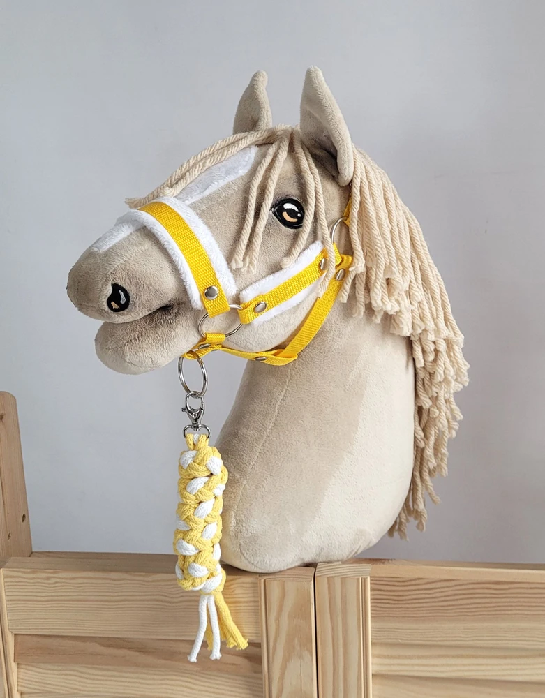 Super Hobby Horse Hobio arkliuko kantaras A3 su balta pūkine apdaila ir pavadžiu