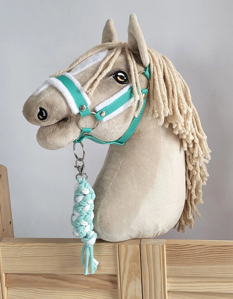 Super Hobby Horse Hobio žirgo kantaras su balta pūkuota apdaila ir pavadžiu