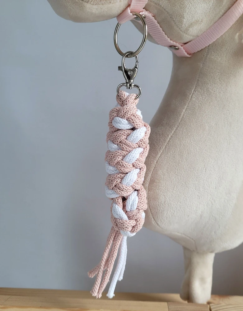 Super Hobby Horse Hobio žirgo kantaras su baltais pūkais ir pavadžiu (balta/rožinė)