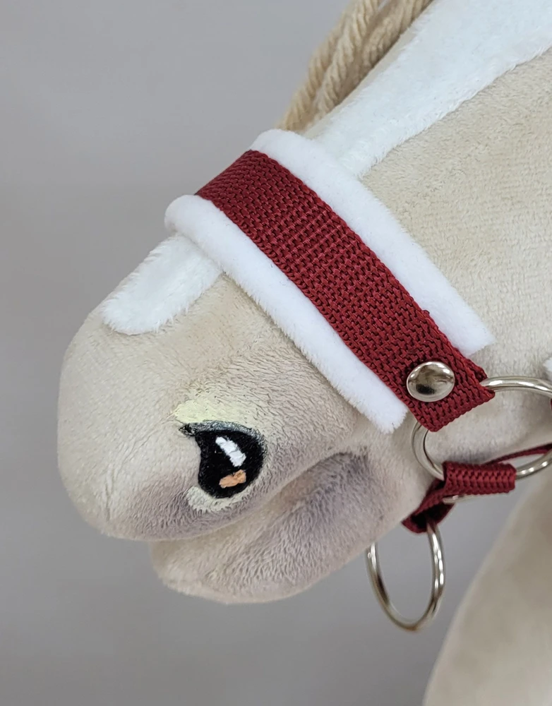 Super Hobby Horse Hobio arklio kantaras A3 su balta pūkuota apdaila ir pavadžiu