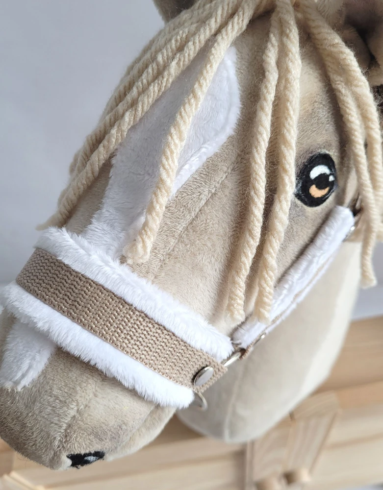 Super Hobby Horse Hobio arklio kantaras su baltais pūkais ir pavadžiu