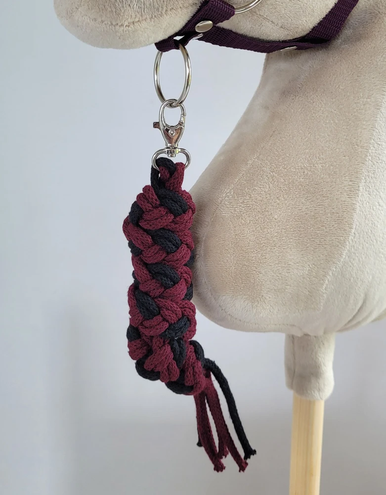 Super Hobby Horse Hobio žirgo kantaras su juoda kailine apdaila ir pavadžiu