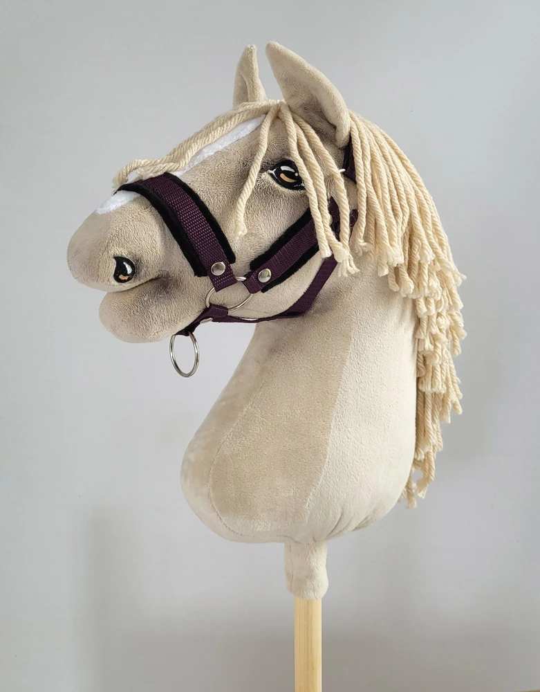 Super Hobby Horse Hobio žirgo kantaras su juoda kailine apdaila ir pavadžiu