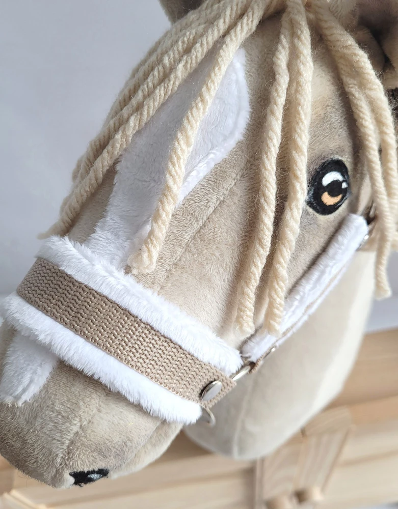 Super Hobby Horse Reguliuojamas kantaras hobi arkliukui A3 – smėlio su balta pūkine apdaila