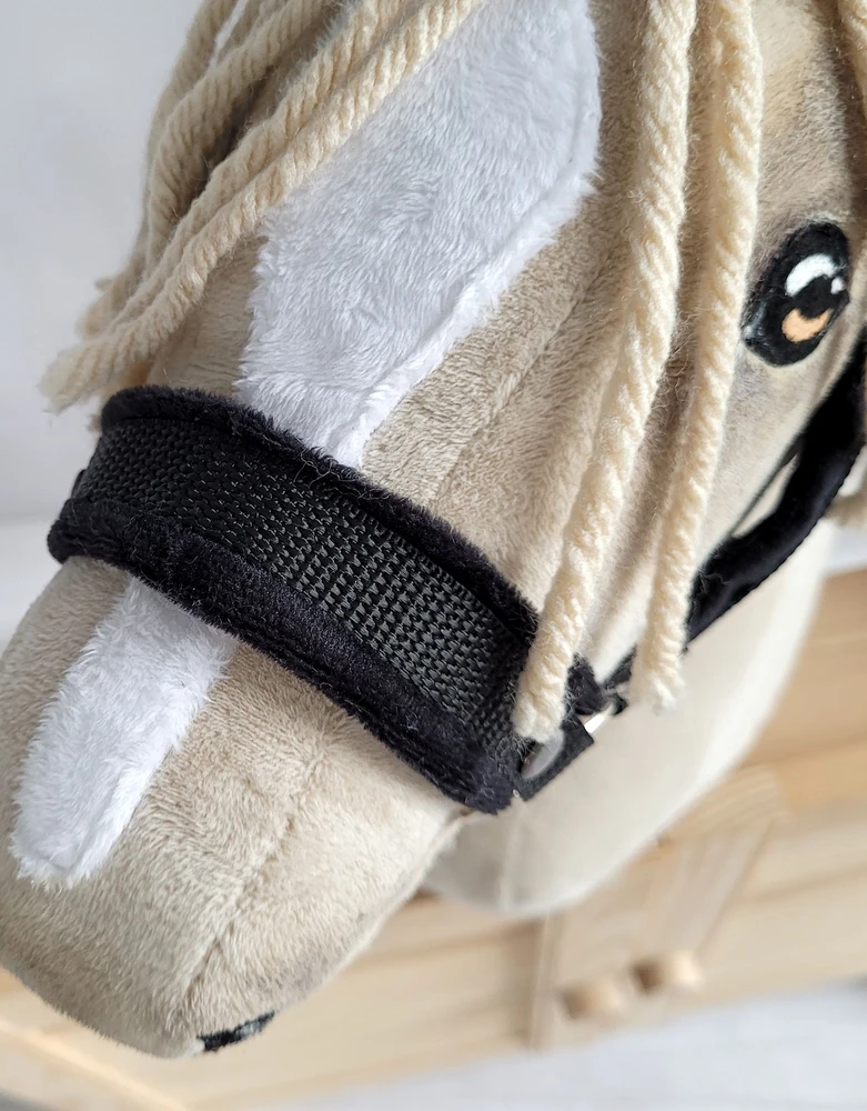 Super Hobby Horse Reguliuojamas kantaras hobi arkliukui A3 – juodas su kailiuku