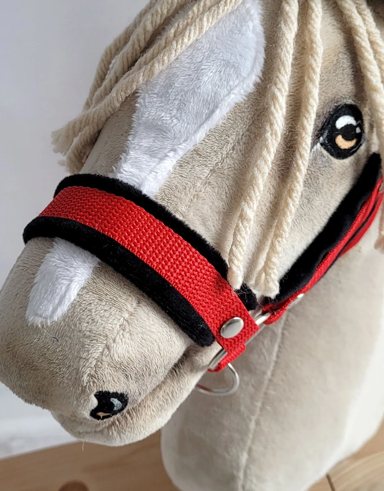 Super Hobby Horse Reguliuojamas kantaras hobi arkliukui A3 – raudonas su juodu kailiuku
