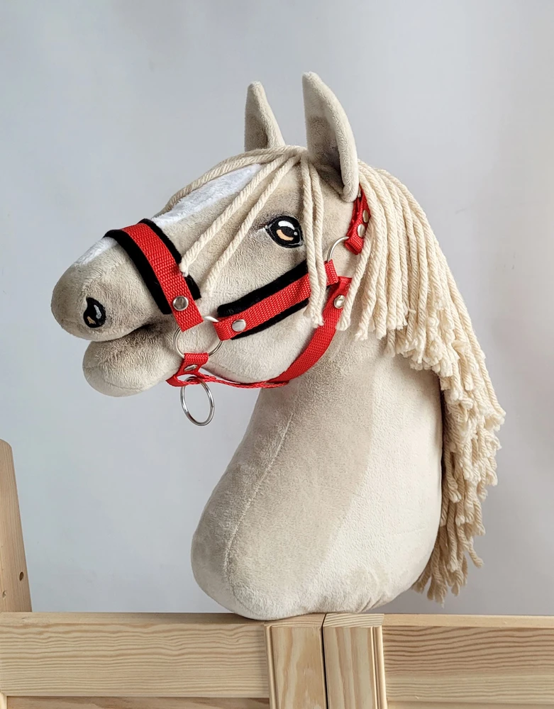 Super Hobby Horse Reguliuojamas kantaras hobi arkliukui A3 – raudonas su juodu kailiuku