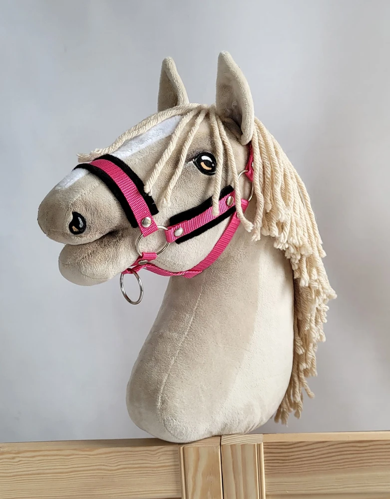 Super Hobby Horse Reguliuojamas kantaras hobi arkliukui – tamsiai rožinis su juoda pūkuota apdaila