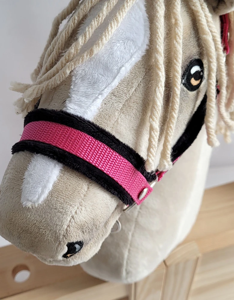 Super Hobby Horse Reguliuojamas kantaras hobi arkliukui – tamsiai rožinis su juoda pūkuota apdaila