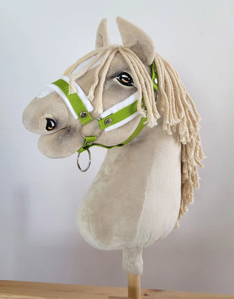Super Hobby Horse Reguliuojamas kantaras hobi arkliukui A3 – žalias su balta pūkine apdaila