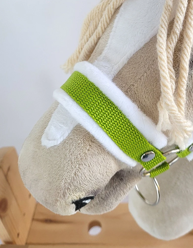 Super Hobby Horse Reguliuojamas kantaras hobi arkliukui A3 – žalias su balta pūkine apdaila