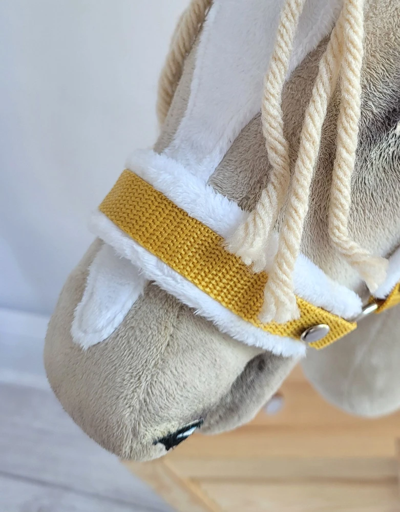 Super Hobby Horse Reguliuojamas kantaras hobi arkliukui A3 – medaus geltonumo su balta pūkine apdaila