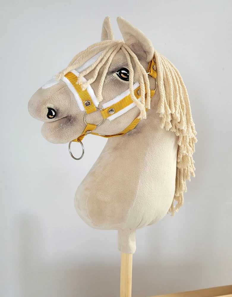Super Hobby Horse Reguliuojamas kantaras hobi arkliukui A3 – medaus geltonumo su balta pūkine apdaila