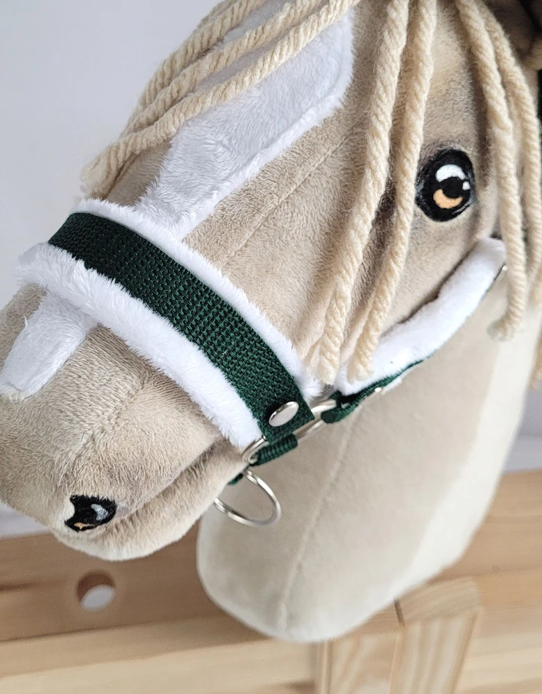 Super Hobby Horse Reguliuojamas kantaras hobi arkliukui – butelio žalios spalvos su balta pūkine apdaila