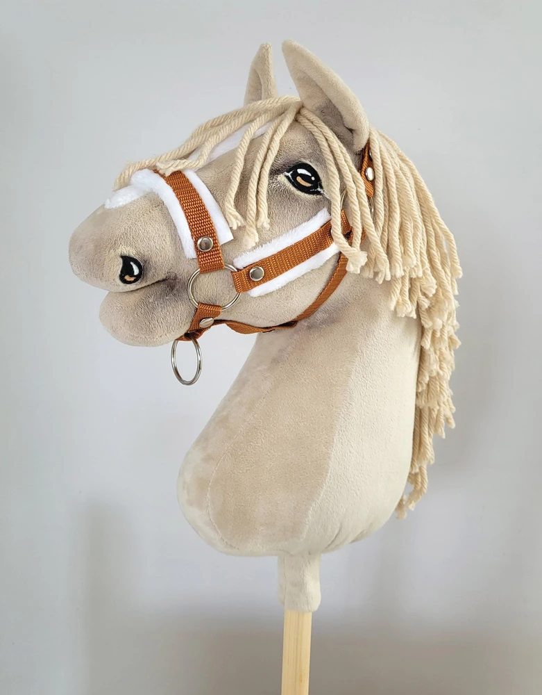 Super Hobby Horse Reguliuojamas kantaras hobi arkliukui A3 – rusvas su balta pūkuota apdaila