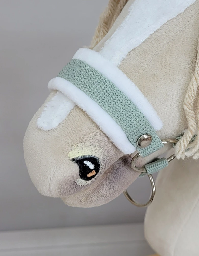 Super Hobby Horse Reguliuojamas kantaras hobi arkliukui A3 – šalavijo spalvos su balta pūkine apdaila