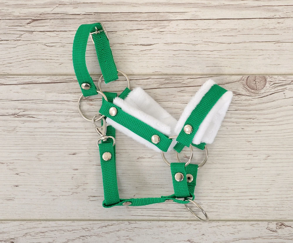 Super Hobby Horse Reguliuojamas kantaras hobi arkliukui A3 – žalias su balta pūkine apdaila