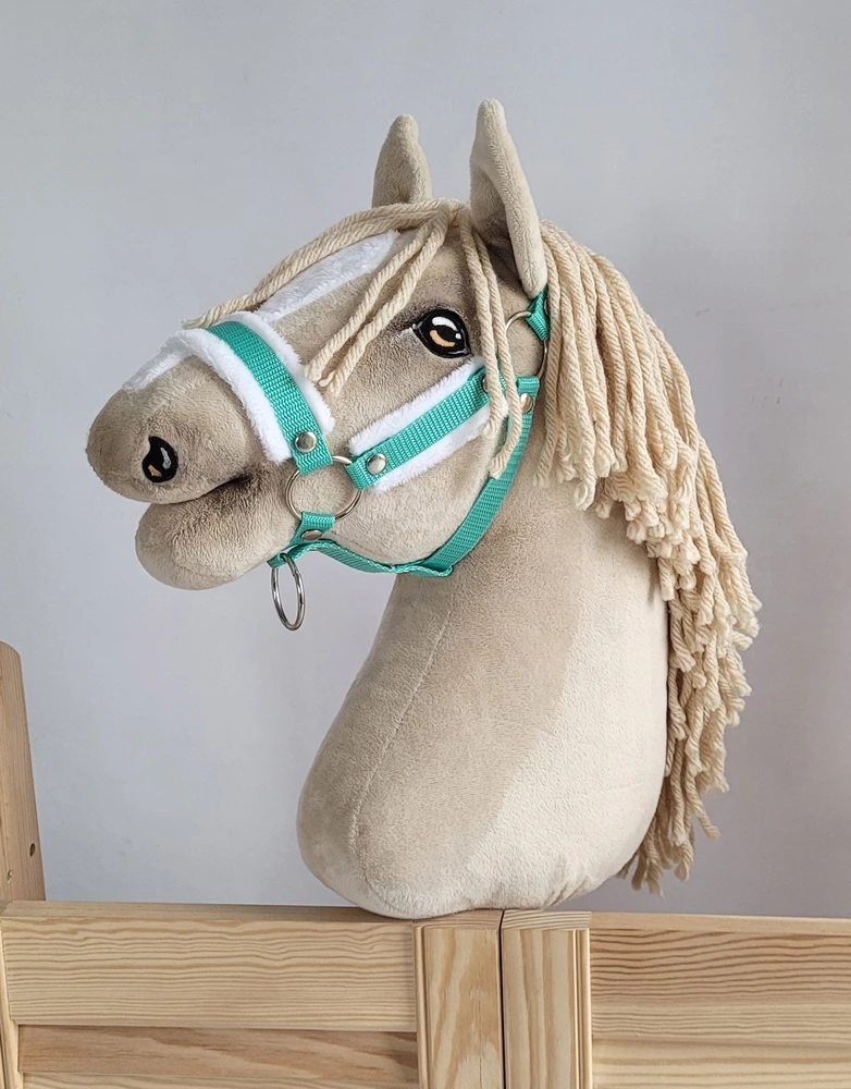 Super Hobby Horse Reguliuojamas kantaras hobi arkliukui – mėtų spalvos su balta pūkine apdaila
