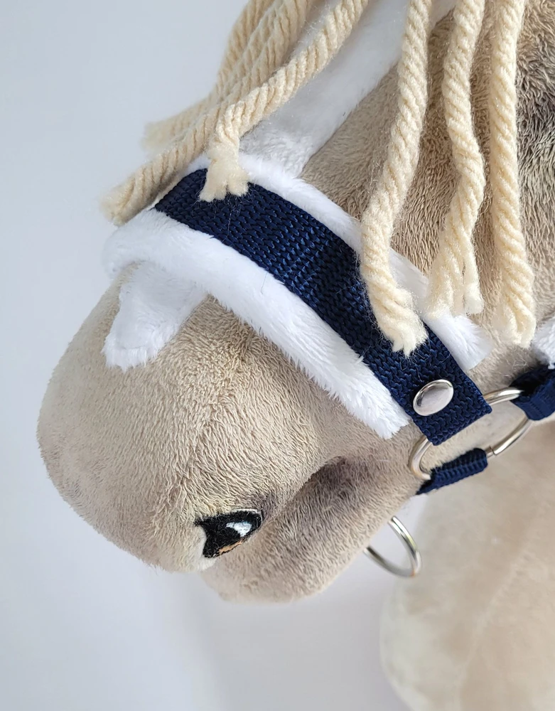 Super Hobby Horse Reguliuojamas kantaras hobi arkliukui – tamsiai mėlynas su balta pūkine apdaila