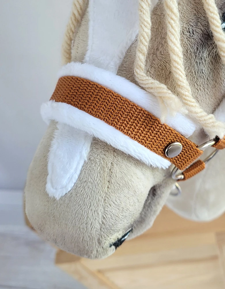 Super Hobby Horse Reguliuojamas kantaras hobi arkliukui A3 – rusvas su balta pūkuota apdaila