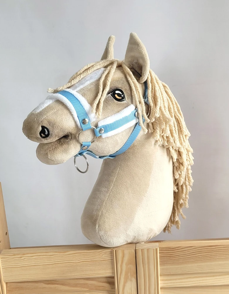 Super Hobby Horse Reguliuojamas kantaras hobi arkliukui šviesiai mėlynas su balta pūkine apdaila