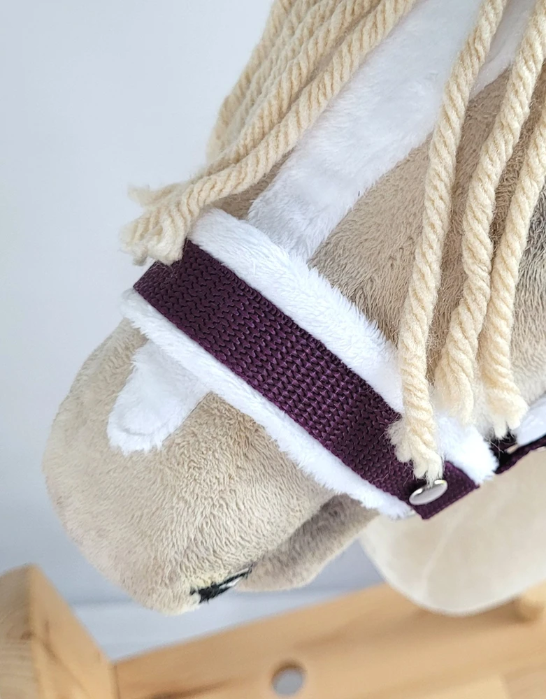 Super Hobby Horse Reguliuojamas kantaras hobi arkliukui – slyvinis su balta pūkine apdaila