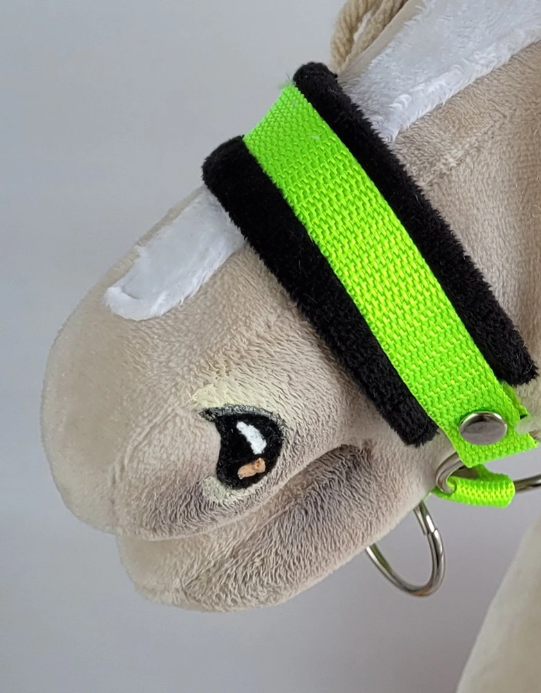 Super Hobby Horse Reguliuojamas kantaras hobi arkliukui – neoninis žalias su juoda pūkine apdaila