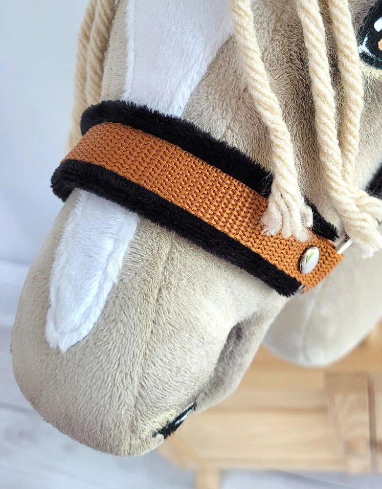 Super Hobby Horse Reguliuojamas kantaras hobi arkliukui – rusvas su juoda pūkine apdaila