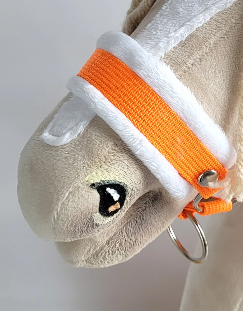 Super Hobby Horse Reguliuojamas kantaras hobi arkliukui – neoninės oranžinės spalvos su balta pūkuota apdaila