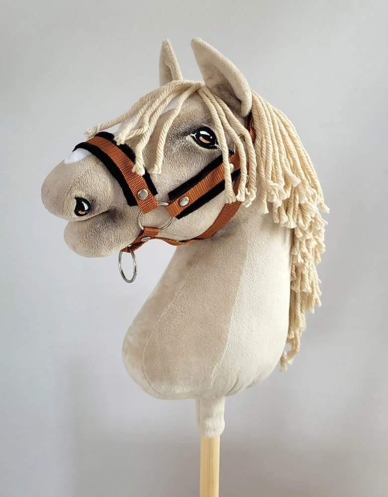 Super Hobby Horse Reguliuojamas kantaras hobi arkliukui – rusvas su juoda pūkine apdaila