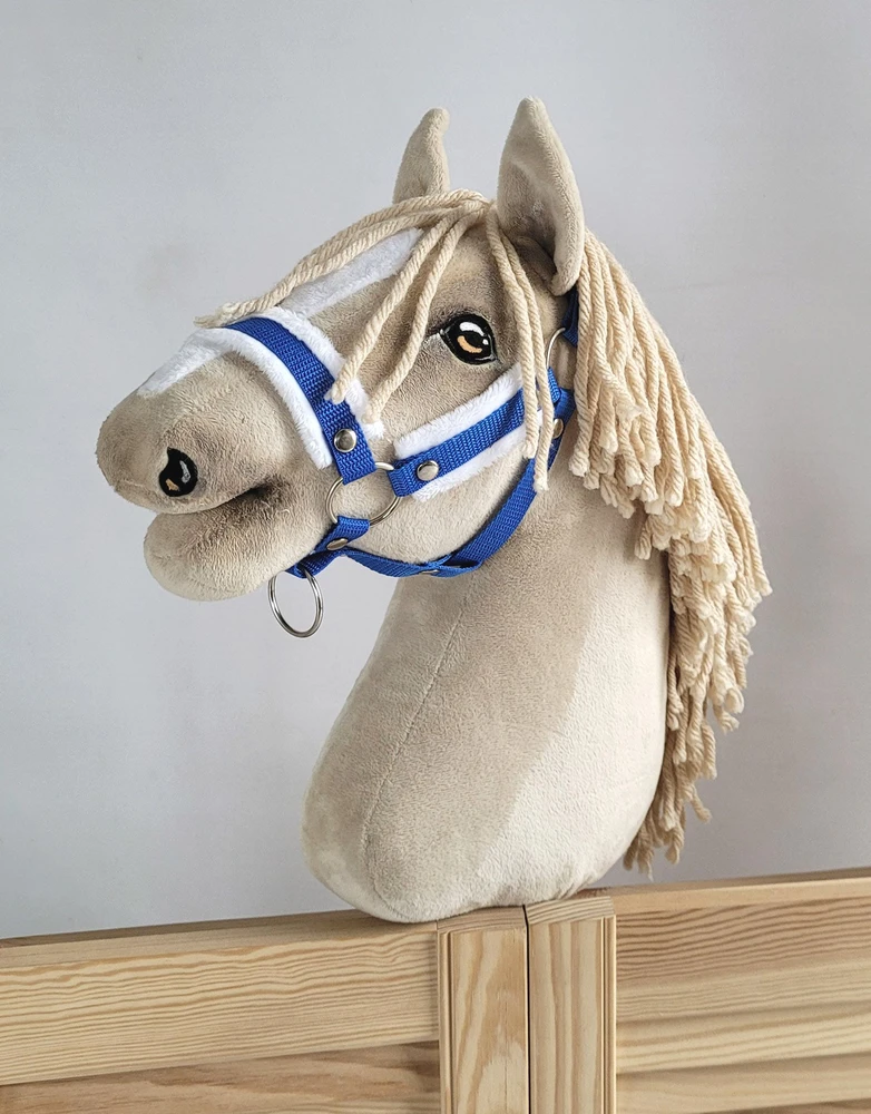 Super Hobby Horse Reguliuojamas kantaras hobi arkliukui – mėlynas su balta pūkine apdaila