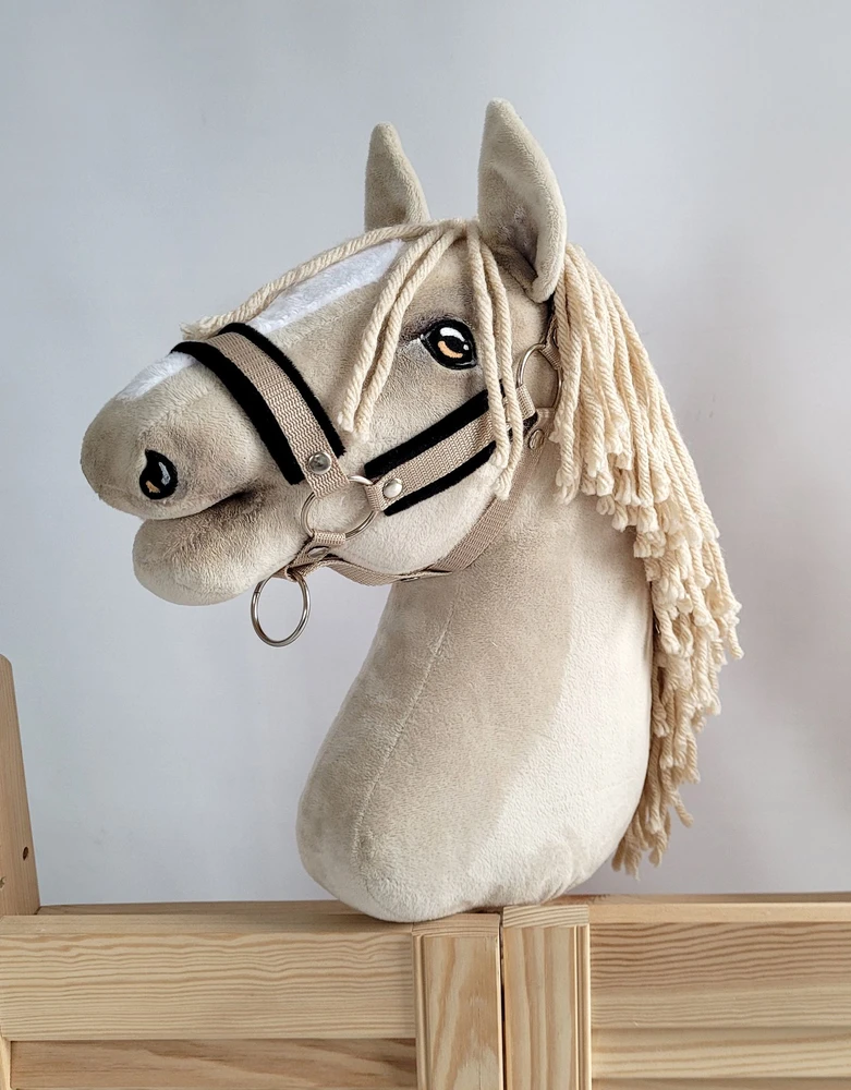 Super Hobby Horse Reguliuojamas kantaras hobi arkliukui – smėlio su juoda pūkine apdaila