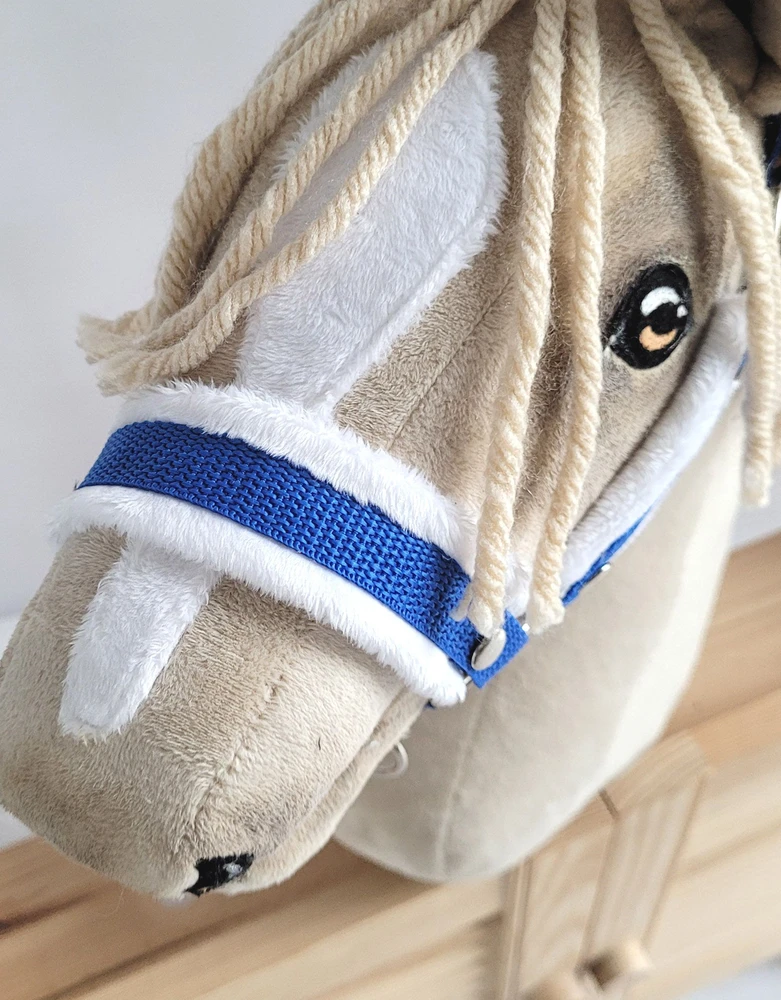 Super Hobby Horse Reguliuojamas kantaras hobi arkliukui – mėlynas su balta pūkine apdaila