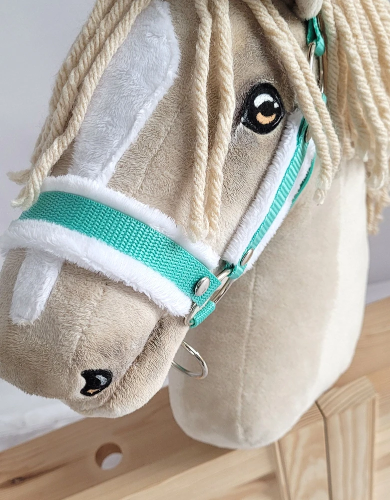 Super Hobby Horse Reguliuojamas kantaras hobi arkliukui – mėtų spalvos su balta pūkine apdaila