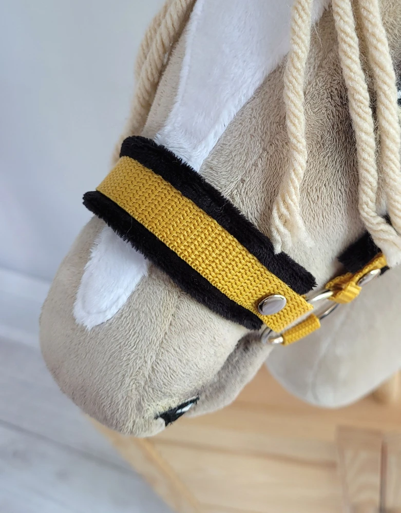 Super Hobby Horse Reguliuojamas kantaras hobi arkliukui A3 – medaus geltonumo su juoda pūkuota apdaila